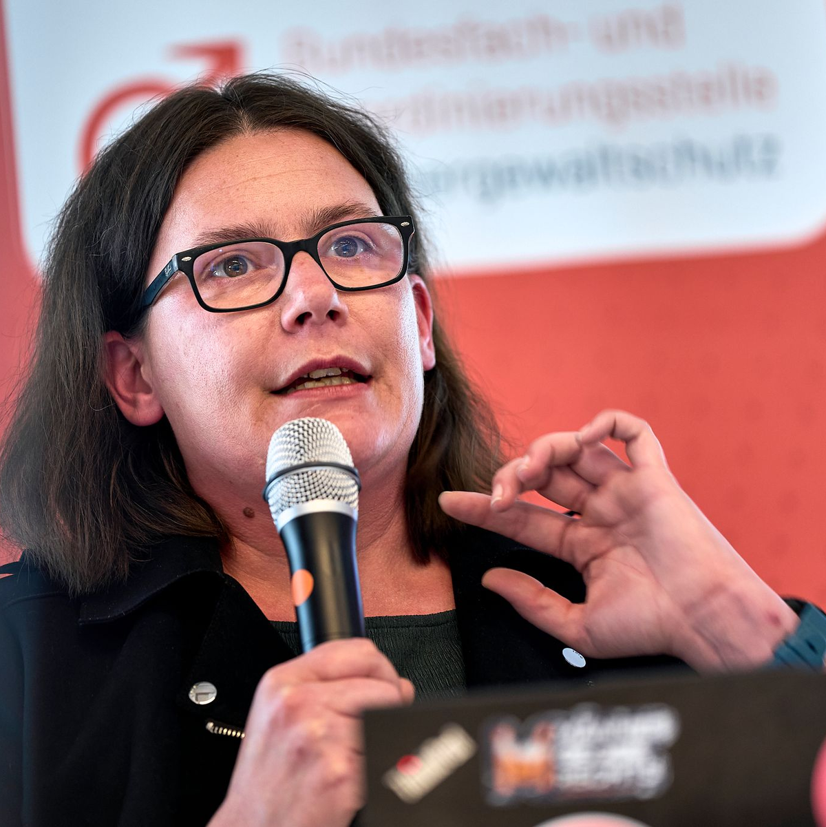 Viele betroffene Männer verharmlosen ihre Gewalterfahrung, sagt Tobias Schiefer. - Foto: Michael Ukas/dpa