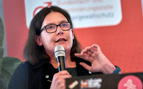 Viele betroffene Männer verharmlosen ihre Gewalterfahrung, sagt Tobias Schiefer. - Foto: Michael Ukas/dpa