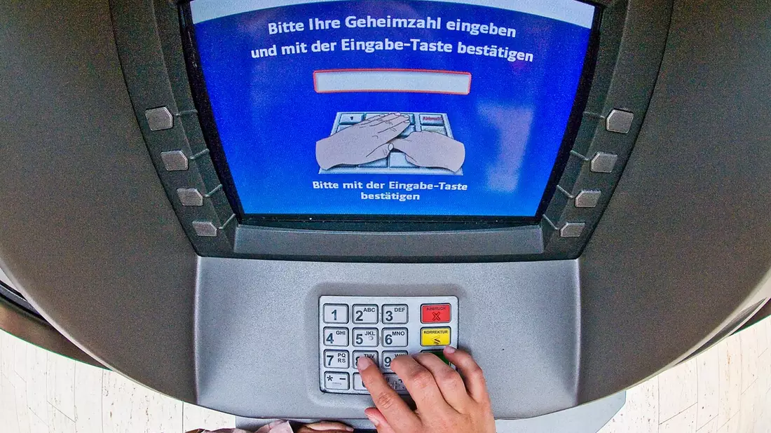 POL-DA: Ginsheim: Trickdiebe bringen Dame am Geldautomaten um fast 1.000 Euro / Wichtige Hinweise der Polizei - Bild: presseportal.de