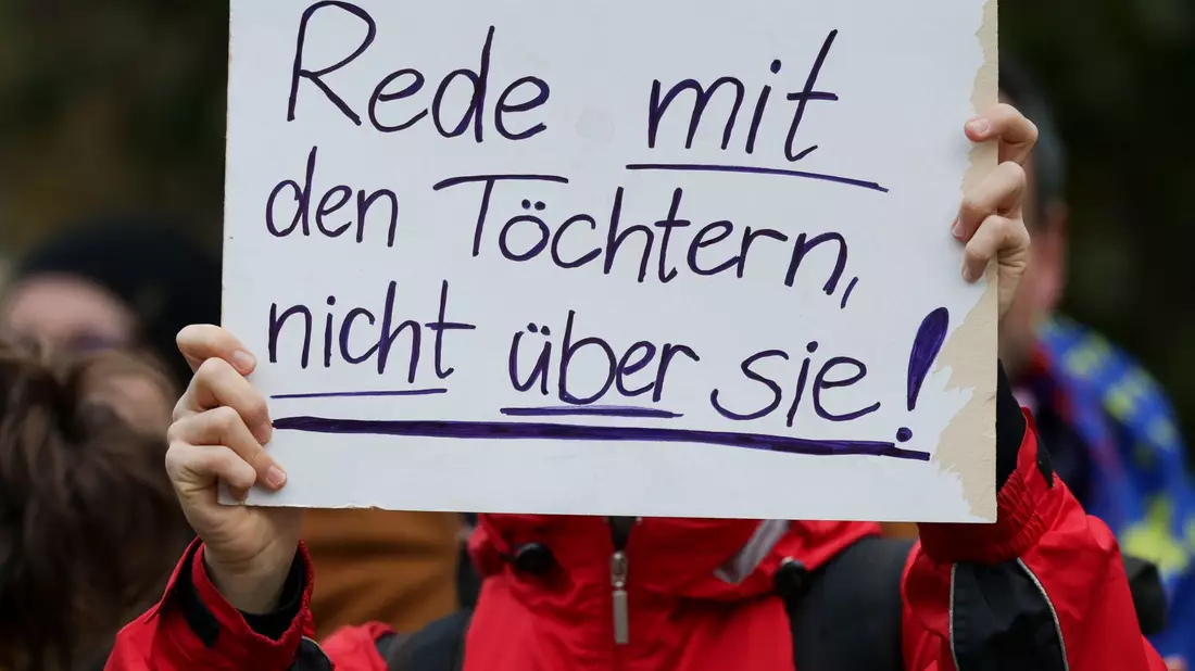 250 Demonstranten versammelten sich vor der Dresdner Staatskanzlei während des Besuchs des Kanzlers in der sächsischen Hauptstadt. - Bild: Jan Woitas/dpa