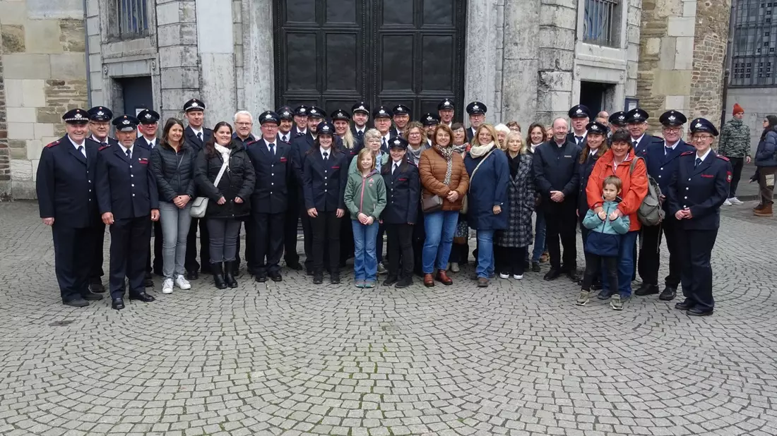 FW Tönisvorst: Musikzug der Freiwilligen Feuerwehr Tönisvorst begleitet Messe im Aachener Dom - Bild: presseportal.de