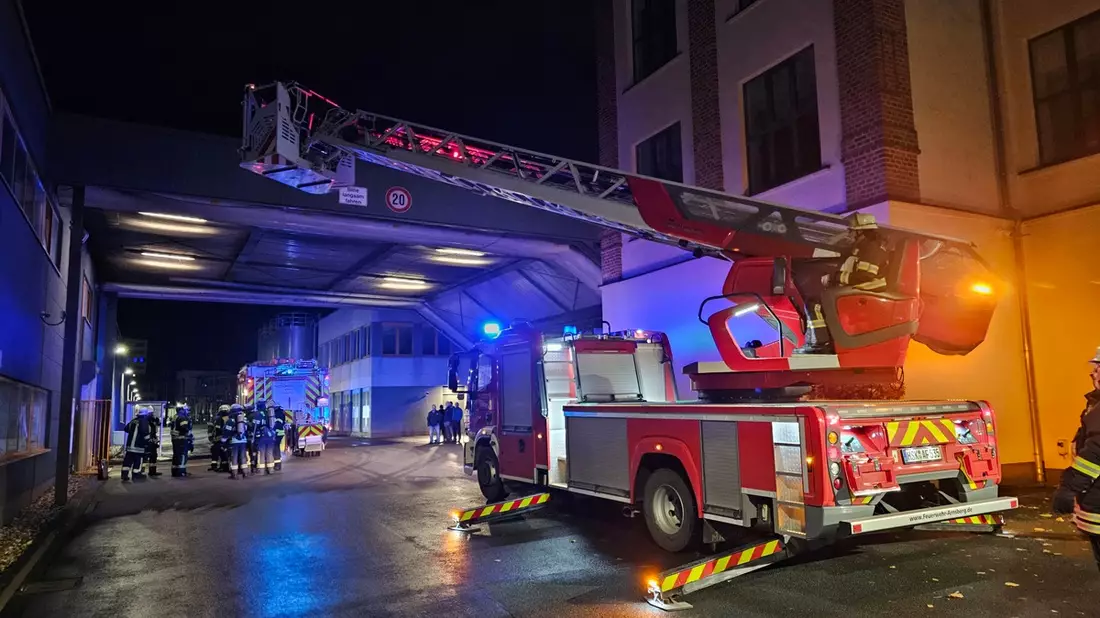 FW-AR: Feuer durch Wartungsarbeiten- Einheiten Neheim und Voßwinkel üben gemeinsam - Bild: presseportal.de