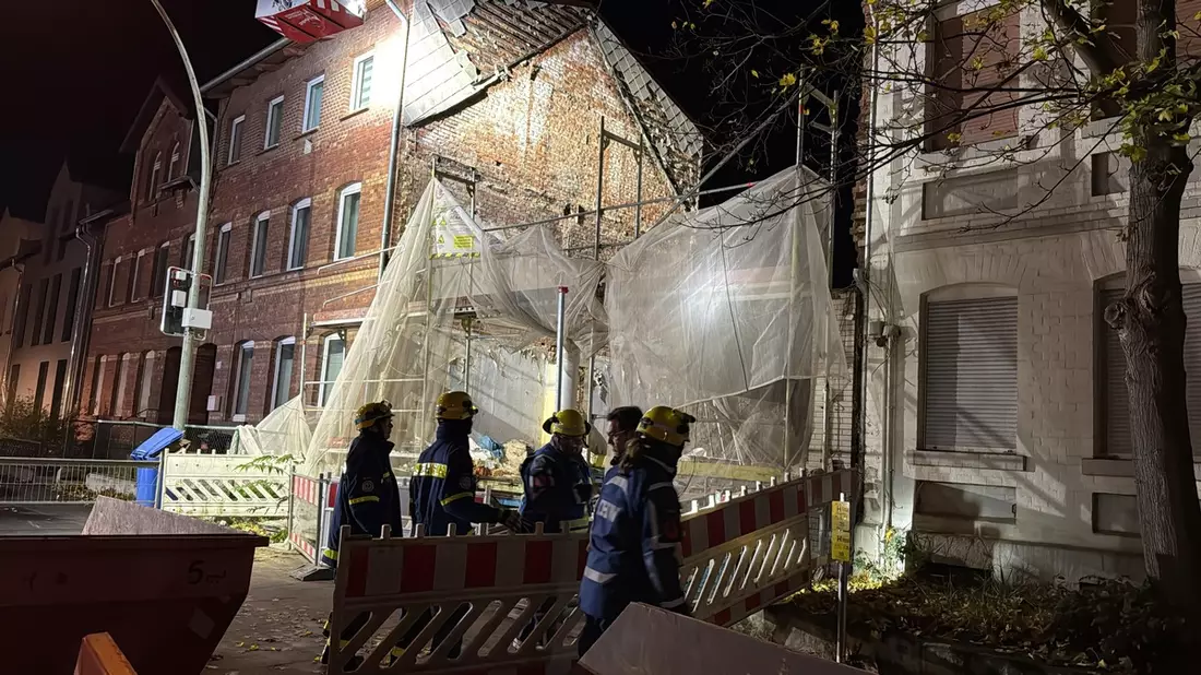 FW Helmstedt: Baugerüst drohte in Helmstedt umzustürzen - Feuerwehr und THW im Einsatz - Bild: presseportal.de