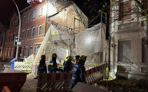 FW Helmstedt: Baugerüst drohte in Helmstedt umzustürzen - Feuerwehr und THW im Einsatz - Foto: presseportal.de