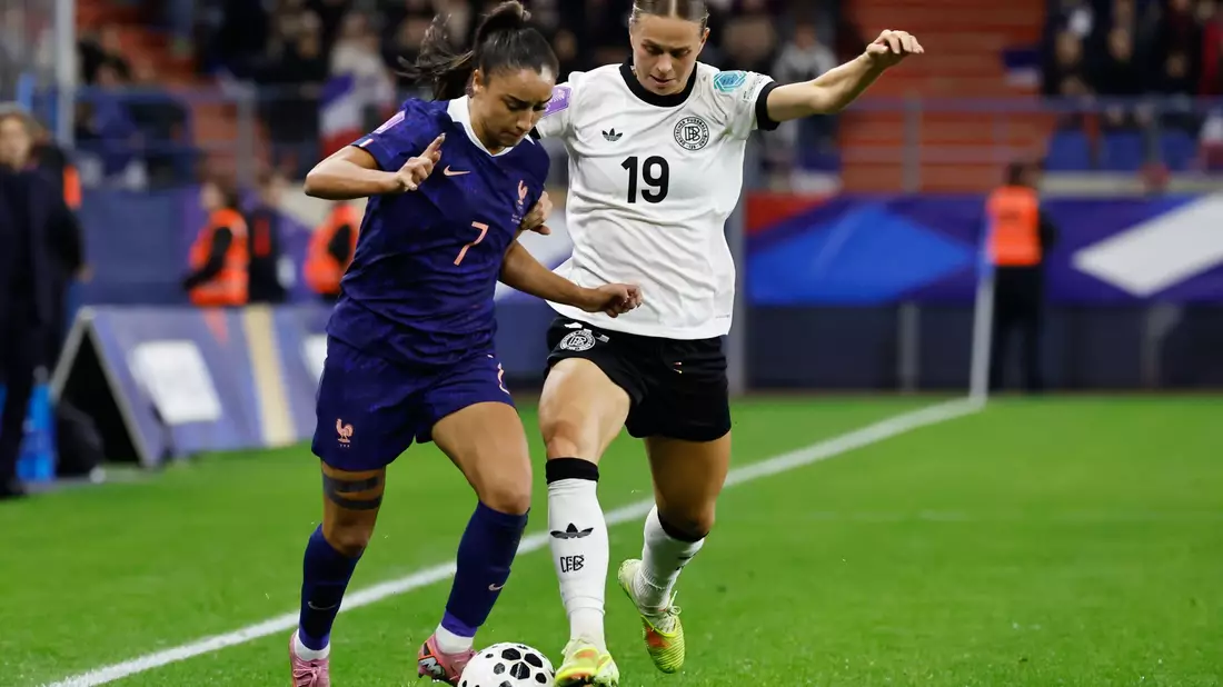 Die deutschen Fußballerinnen lassen sich in Caen für den Final-Einzug feiern. - Bild: Jeremias Gonzalez/AP/dpa