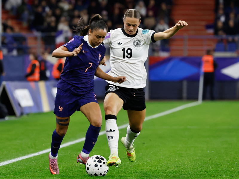 Die deutschen Fußballerinnen lassen sich in Caen für den Final-Einzug feiern. - Foto: Jeremias Gonzalez/AP/dpa