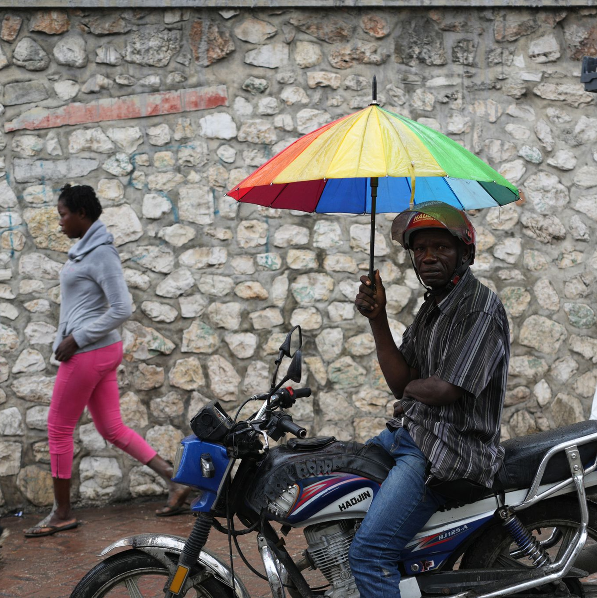 Obwohl der Hurrikan nicht direkt auf Haiti traf, kam es zu tödlichen Überschwemmungen. - Foto: Odelyn Joseph/AP/dpa