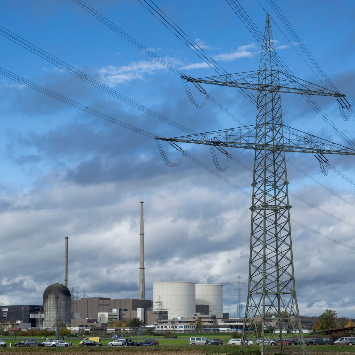 Das ehemalige Kernkraftwerk nach der Sprengung der Markanten Kühltürme. (Archivbild) - Foto: Stefan Puchner/dpa