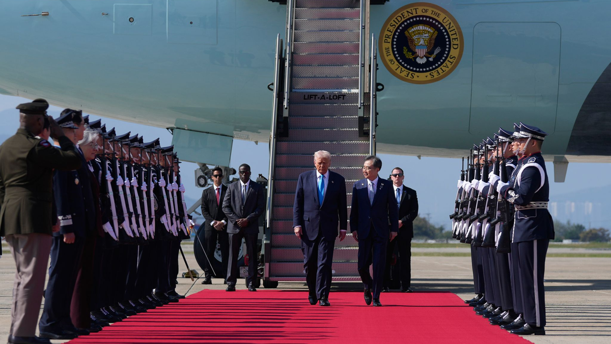 Trump ist in Südkorea angekommen. Morgen trifft er sich mit Xi. - Foto: Mark Schiefelbein/AP/dpa