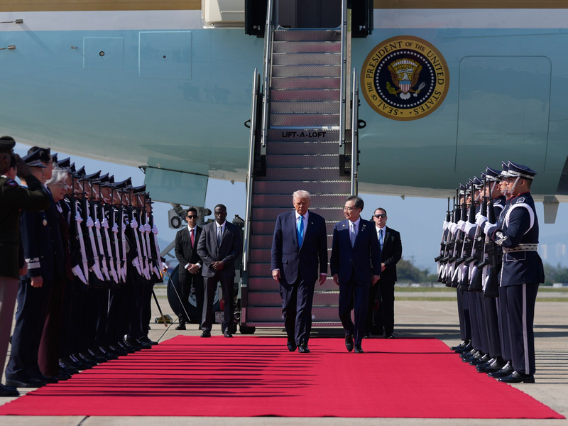 US-Präsident Donald Trump und Südkoreas Präsident Lee Jae Myung haben bei ihrem Treffen am Mittwoch über atomgetriebene U-Boote gesprochen. - Foto: Mark Schiefelbein/AP/dpa