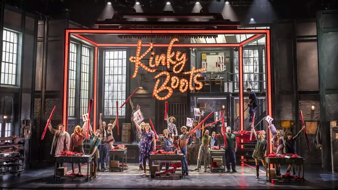 «Kinky Boots» erzählt die Geschichte von Charlie Price, der die angeschlagene Schuhfabrik seines toten Vaters erbt. - Bild: Johan Persson/ATG Entertainment/dpa