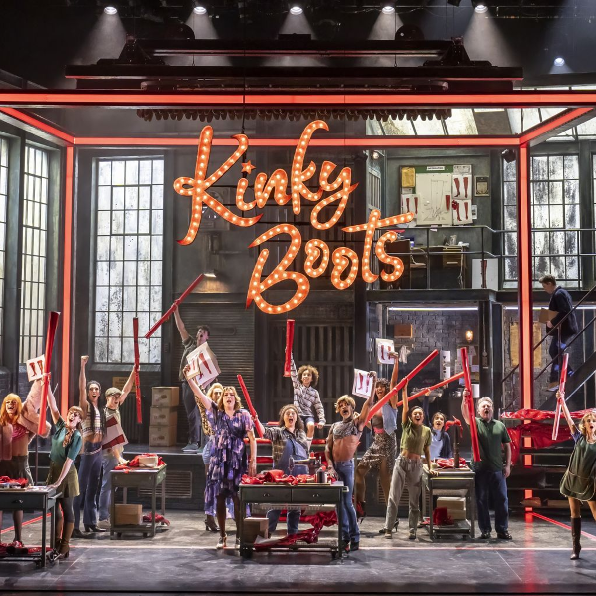 «Kinky Boots» erzählt die Geschichte von Charlie Price, der die angeschlagene Schuhfabrik seines toten Vaters erbt. - Foto: Johan Persson/ATG Entertainment/dpa