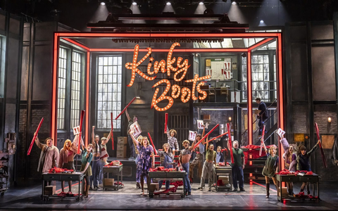 «Kinky Boots» erzählt die Geschichte von Charlie Price, der die angeschlagene Schuhfabrik seines toten Vaters erbt. - Foto: Johan Persson/ATG Entertainment/dpa «Kinky Boots» erzählt die Geschichte von Charlie Price, der die angeschlagene Schuhfabrik seines toten Vaters erbt. - Foto: Johan Persson/ATG Entertainment/dpa