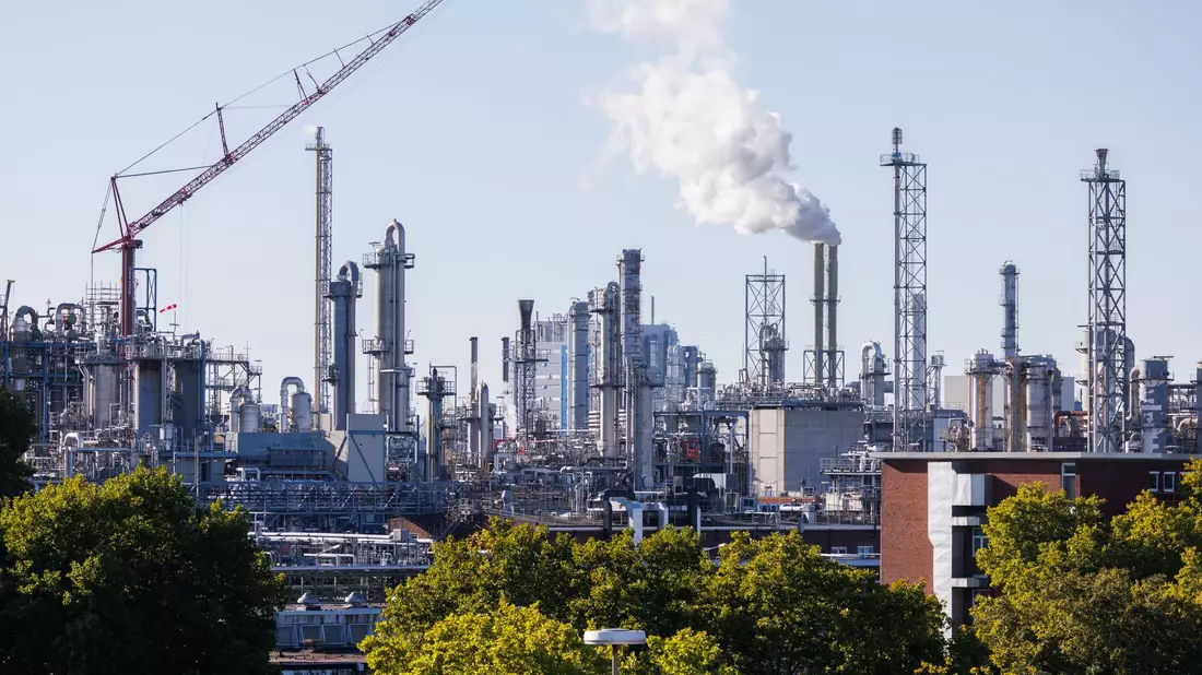 Spürt die schwache Nachfrage: der weltgrößte Chemiekonzern BASF. (Archivbild) - Bild: Lando Hass/dpa