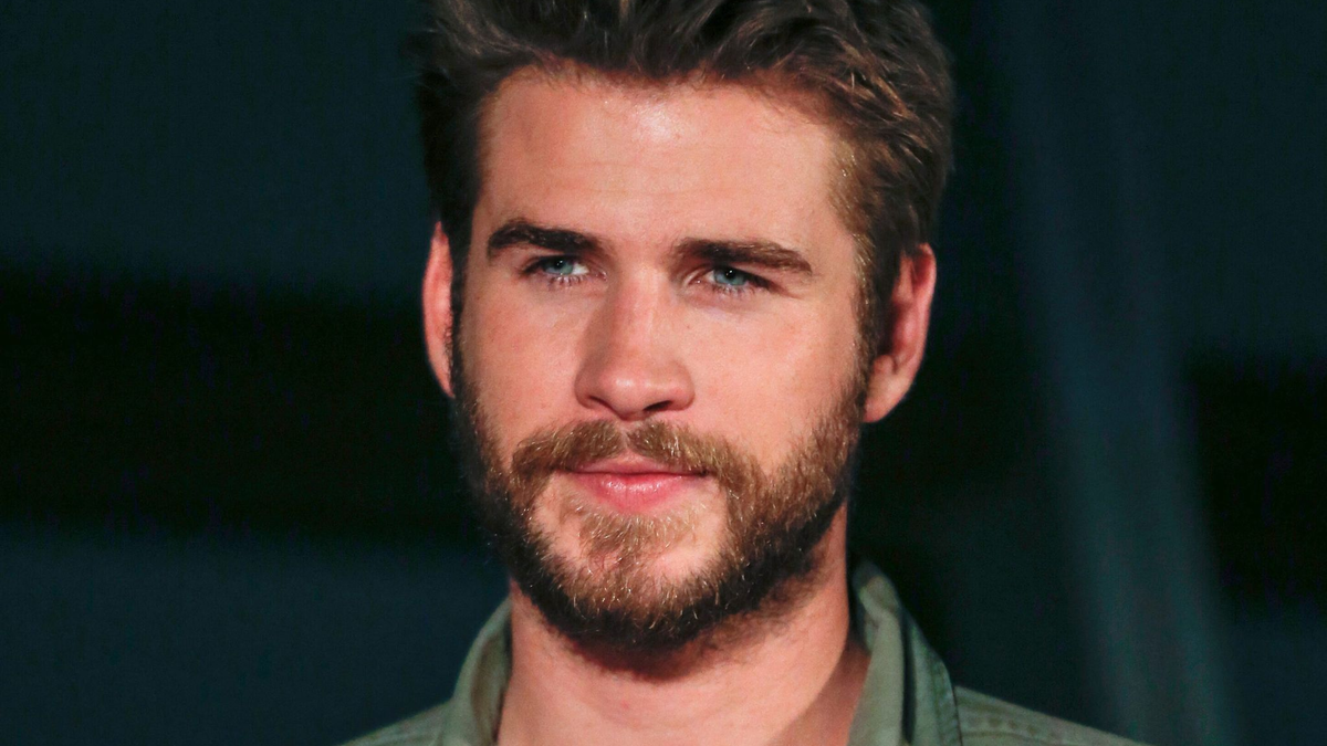 Schauspieler Liam Hemsworth ist eigenen Angaben zufolge seit ein paar Monaten verlobt. (Archivbild)  - Foto: Christopher Jue/epa/dpa