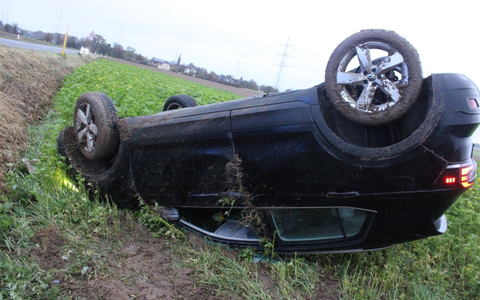 POL-DN: Auto überschlägt sich auf nasser Fahrbahn - Fahrerin leicht verletzt - Foto: presseportal.de