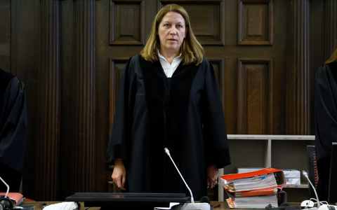 Philip von der Meden, Anwalt von Nebenkläger Stephan Hensel, hat Christina Block nach der Bedeutung von Einträgen in ihr Tagebuch gefragt. - Foto: Georg Wendt/dpa POOL/dpa