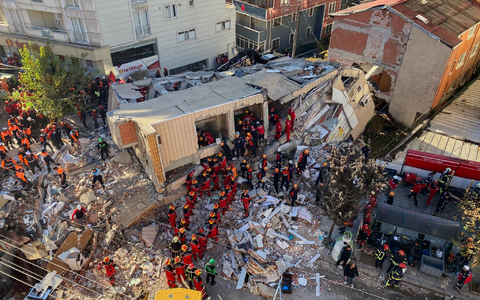 Feuerwehrleute und Rettungskräfte suchen nach dem Einsturz eines Wohngebäudes nach Verschütteten. - Foto: Cihan Atik/IHA/AP/dpa