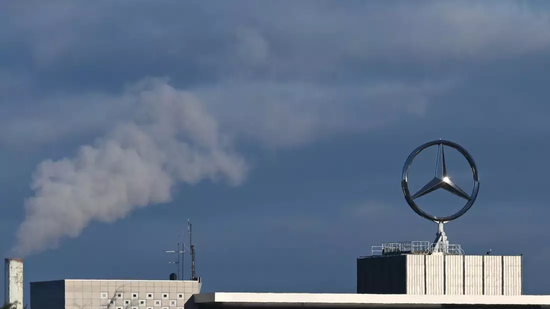 Mercedes-Benz mit Gewinneinbruch. (Foto aktuell) - Bild: Bernd Weißbrod/dpa
