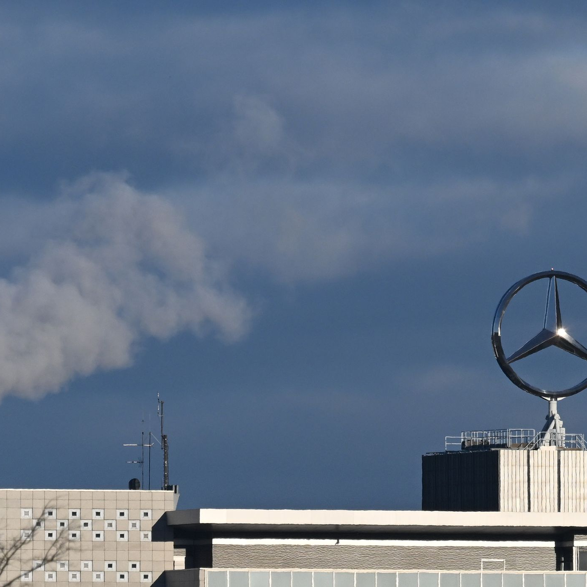 Mercedes-Benz mit Gewinneinbruch. (Foto aktuell) - Foto: Bernd Weißbrod/dpa