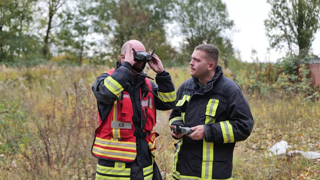 FW-DO: Unklare Rauchentwicklung aus einsturzgefährdeter Lagerhalle: Feuerwehr setzt Spezialtechnik und Drohne ein - Bild: presseportal.de