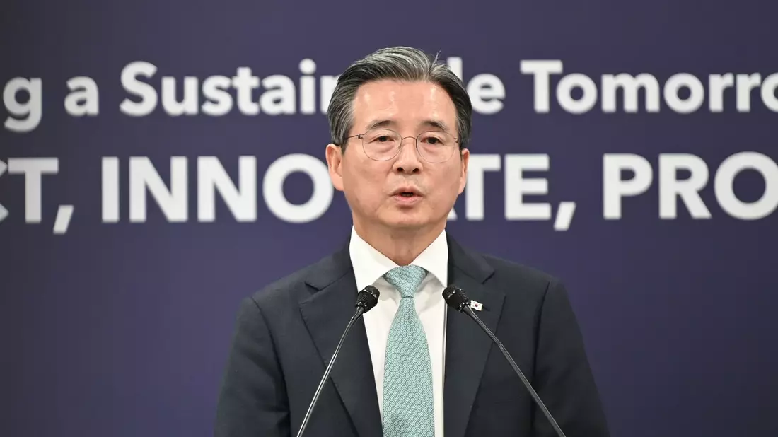 Kim Yong Bum, Leiter im Präsidentenstab für Politik, gibt Auskunft über die Details der Handelseinigung mit den USA. - Bild: Johannes Neudecker/dpa