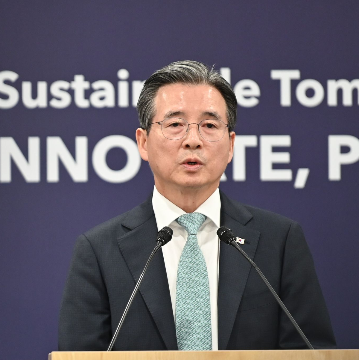 Kim Yong Bum, Leiter im Präsidentenstab für Politik, gibt Auskunft über die Details der Handelseinigung mit den USA. - Foto: Johannes Neudecker/dpa