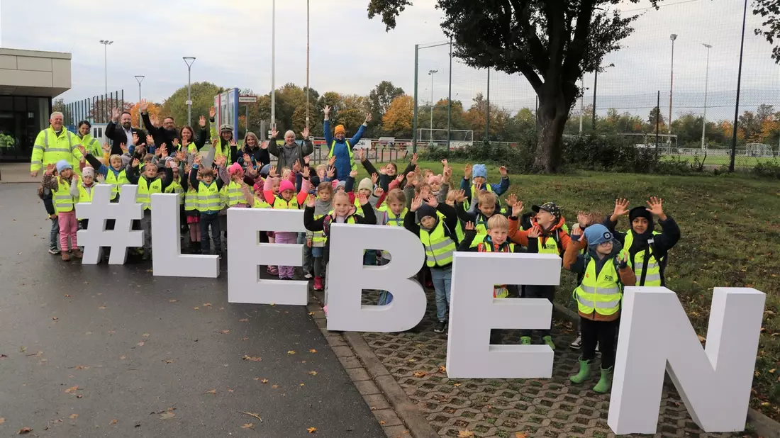 POL-NE: Glühwürmchen-Aktion: Sicherheit durch Sichtbarkeit - Bild: presseportal.de