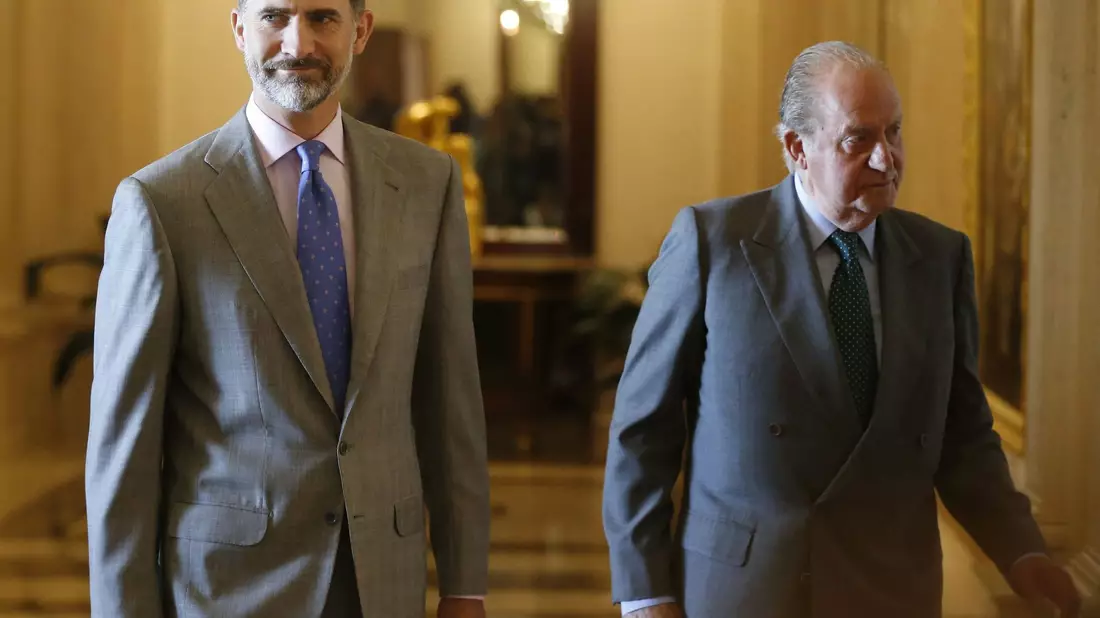 Spaniens König Felipe hält Abstand zu seinem umstrittenen Vater, Altkönig Juan Carlos. (Archivbild) - Bild: Paco Campos/EFE/EPA/dpa