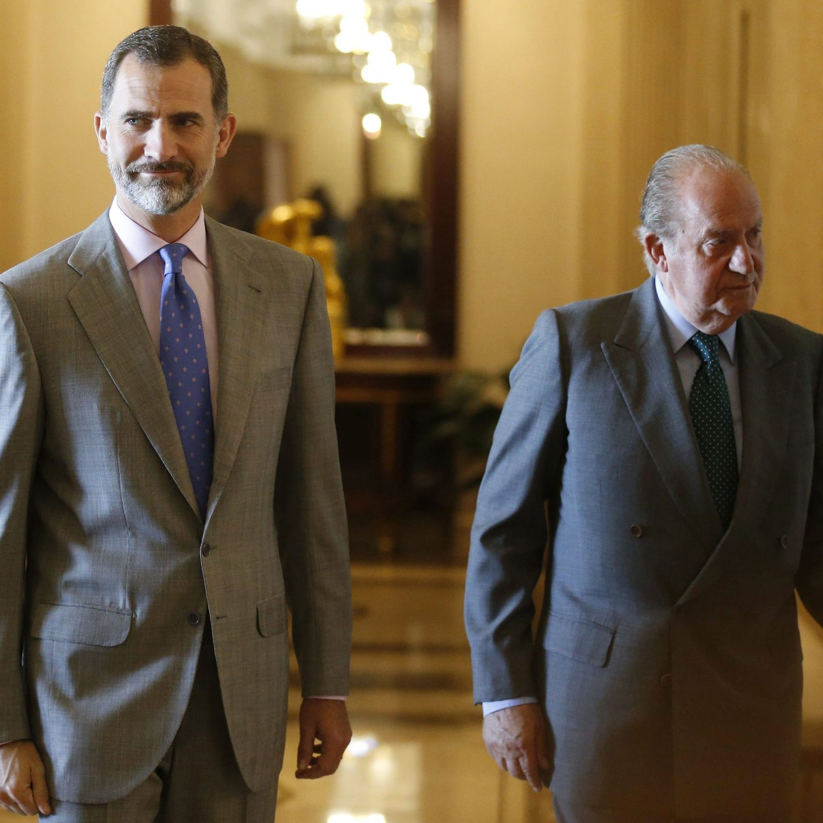 Spaniens König Felipe hält Abstand zu seinem umstrittenen Vater, Altkönig Juan Carlos. (Archivbild) - Foto: Paco Campos/EFE/EPA/dpa