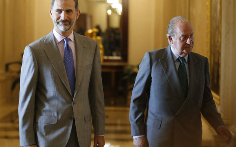 Spaniens König Felipe hält Abstand zu seinem umstrittenen Vater, Altkönig Juan Carlos. (Archivbild) - Foto: Paco Campos/EFE/EPA/dpa