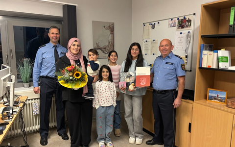 POL-PDMT: Polizei Hachenburg ehrt Maide Sönmez für ihr vorbildliches Handeln - Foto: presseportal.de