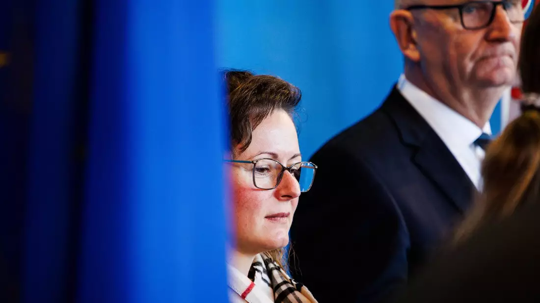 Brandenburgs Agrarministerin Hanka Mittelstädt und Brandenburgs Ministerpräsident Dietmar Woidke (beide SPD) sprechen von einer besorgniserregenden Situation. - Bild: Carsten Koall/dpa