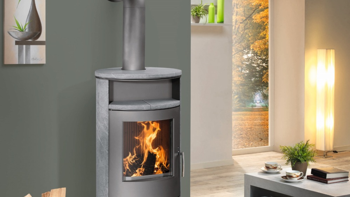 Kaminofen mit doppelter Wirkung: Atmosphäre im Raum, Wärme im ganzen Haus - Foto: presseportal.de