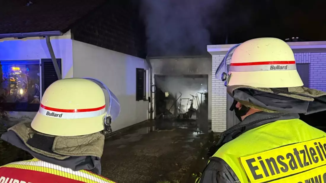 FW-NE: Garage in Vollbrand - Feuerwehr verhindert weitere Ausbreitung - Bild: presseportal.de