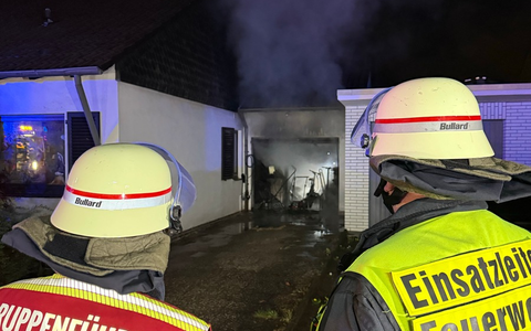 FW-NE: Garage in Vollbrand - Feuerwehr verhindert weitere Ausbreitung - Foto: presseportal.de