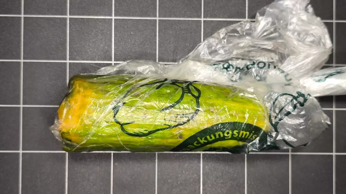 Der Vater der Frau nahm das Paket mit der Gurke an und bezahlte.  - Bild: Polizei Sulzbach-Rosenberg/dpa