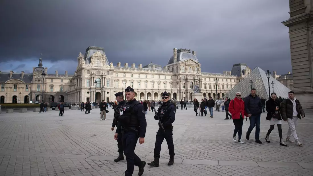 Die zwei weiteren Beteiligten des Einbruchs in den Louvre konnten noch nicht gefasst werden (Archivbild). - Bild: Christophe Ena/AP/dpa