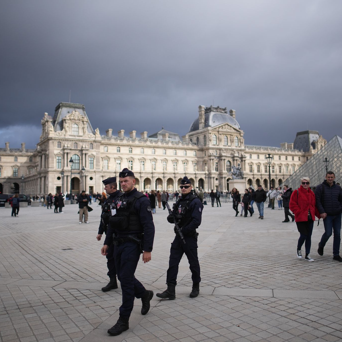Die zwei weiteren Beteiligten des Einbruchs in den Louvre konnten noch nicht gefasst werden (Archivbild). - Foto: Christophe Ena/AP/dpa