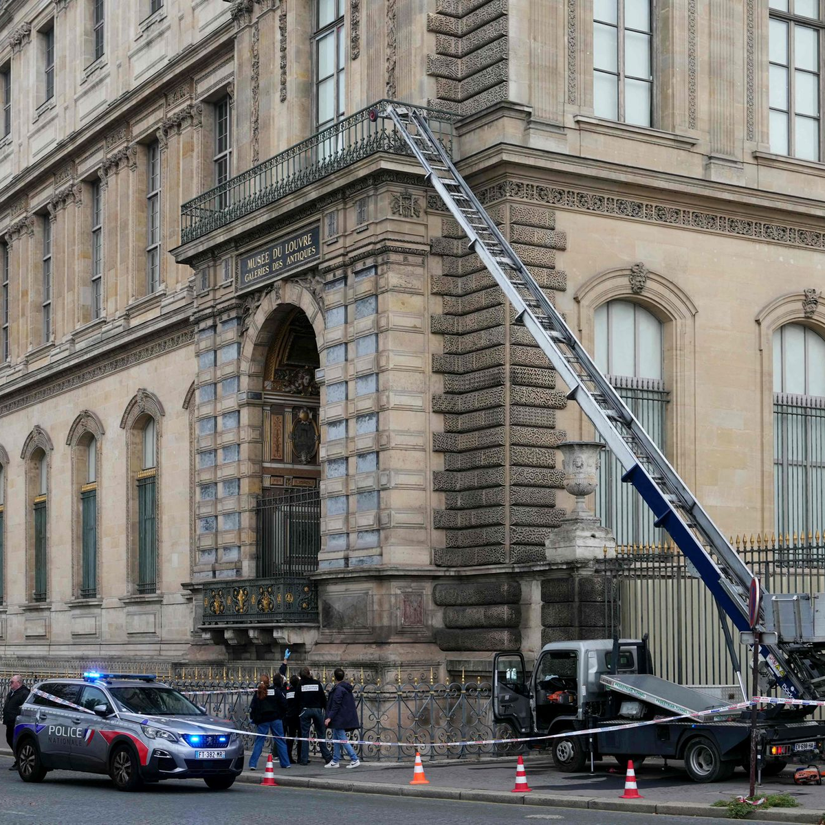 Von der Beute fehlt nach dem Einbruch in den Louvre noch jede Spur (Archivbild). - Foto: Dimitar Dilkoff/AFP/dpa
