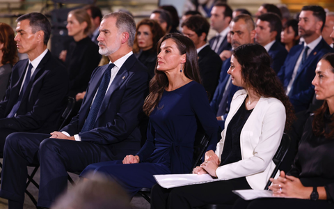 Angehörige von Opfern der Flutkatastrophe von Valencia protestieren bei der offiziellen Trauerfeier am ersten Jahrestag gegen die Teilnahme des Regionalregierungschefs Carlos Mazón. Sie werfen ihm Versagen am Tag der Katastrophe vor. - Foto: Rober Solsona/EUROPA PRESS/dpa