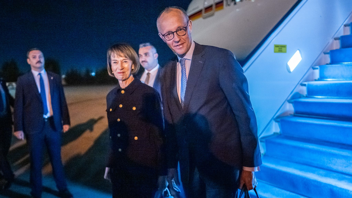 Bundeskanzler Merz ist in der Türkei eingetroffen.  - Foto: Michael Kappeler/dpa