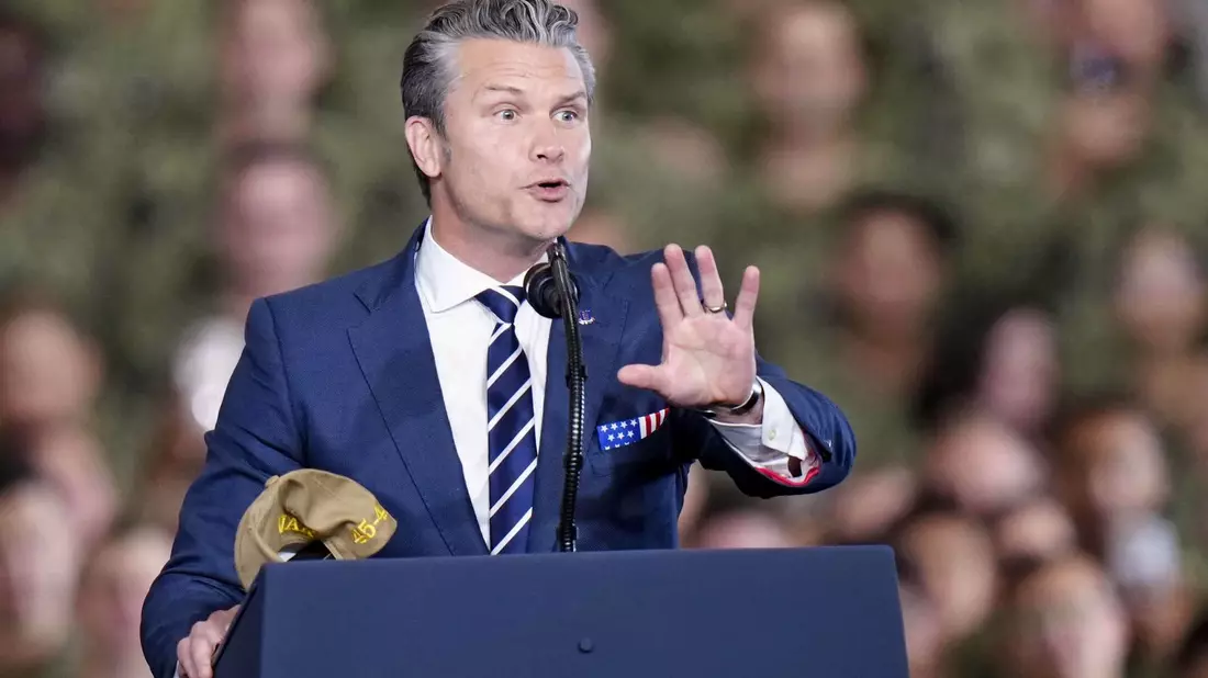 Verkündet schon wieder einen tödlichen US-Angriff auf ein Boot im Pazifik - Pentagon-Chef Hegseth.  - Bild: ---/kyodo/dpa