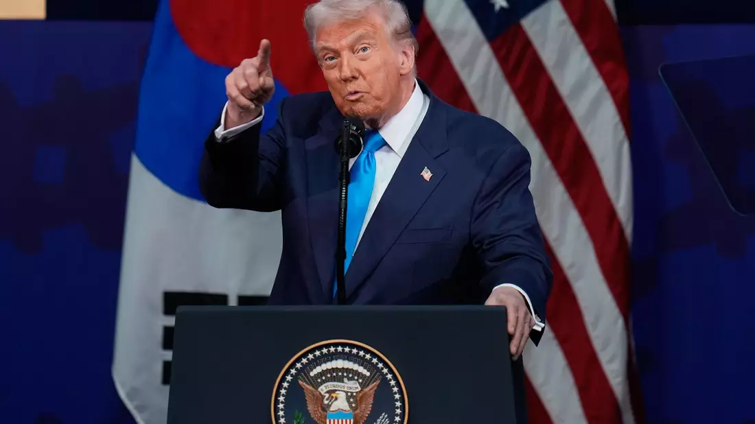 US-Präsident Donald Trump kündigt Atomwaffentests an.  - Bild: Ng Han Guan/AP/dpa