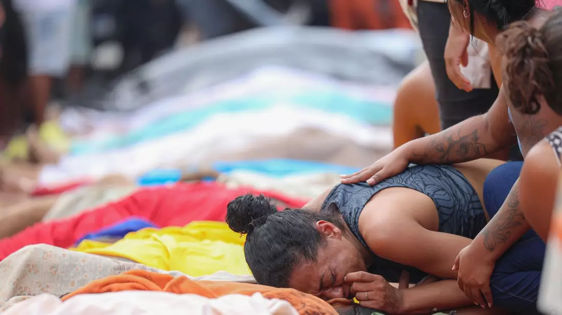 Familien trauern um ihre bei dem Einsatz getöteten Angehörigen. - Bild: Tomaz Silva/Agencia Brazil/dpa