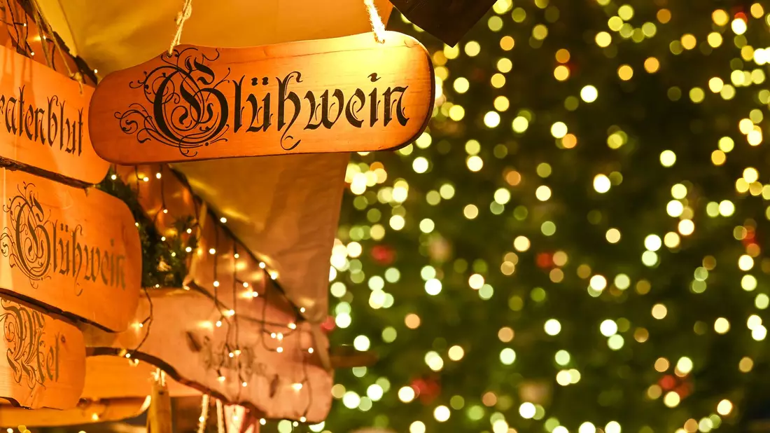Weihnachtsmarktfans können den ersten Punsch auf einem der Märkte trinken. (Archivbild) - Bild: Heiko Rebsch/dpa