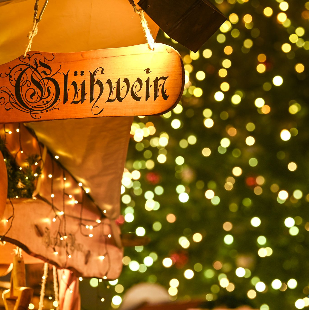 Weihnachtsmarktfans können den ersten Punsch auf einem der Märkte trinken. (Archivbild) - Foto: Heiko Rebsch/dpa