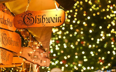 Weihnachtsmarktfans können den ersten Punsch auf einem der Märkte trinken. (Archivbild) - Foto: Heiko Rebsch/dpa