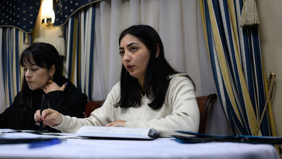 Reem Alabali Radovan (SPD, r), Bundesministerin für wirtschaftliche Zusammenarbeit und Entwicklung, und Pressesprecherin Aline Abboud besprechen im Zug nach Kiew das Reiseprogramm. - Foto: Hendrik Schmidt/dpa