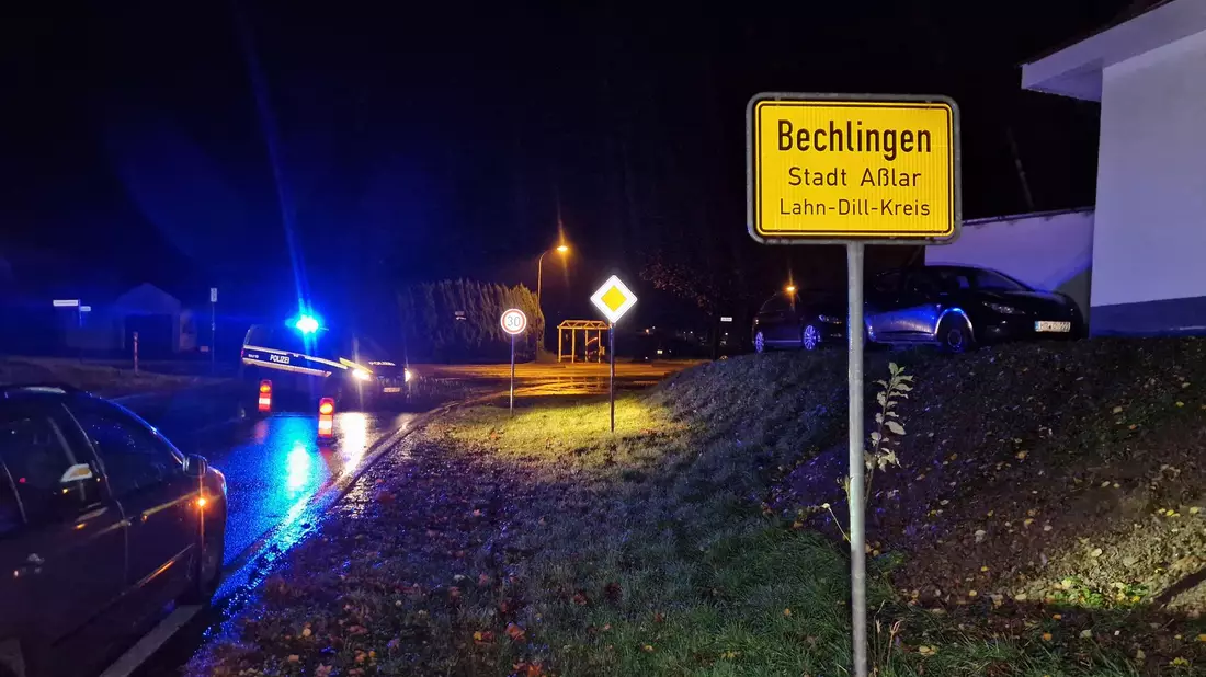 Ein 29-Jähriger soll beim Versuch, vor einer Polizeikontrolle zu fliehen, direkt auf einen Polizisten zugefahren sein. Der Beamte griff zur Waffe. - Bild: Andreas Trojak/wirSiegen.de/dpa